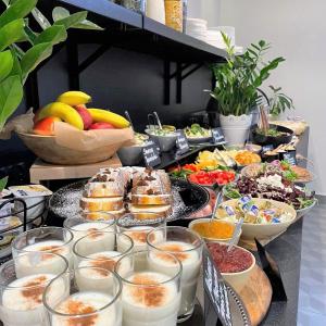 un buffet con muchos tipos diferentes de comida en una mesa en Villa Ozone en Sopot