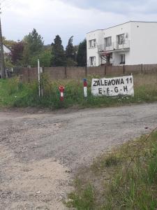 a sign on the side of a road next to a building at Sloneczny pokoj in Świnoujście