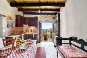 una cocina con una mesa con comida. en Vaggelis Little Stone House, en Maredhianá