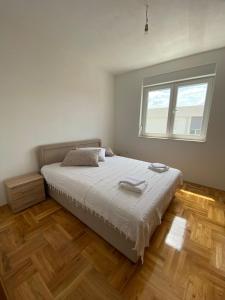 un dormitorio con una cama y una ventana en Apartman Sunny Day, en Trebinje