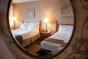 Un pat sau paturi într-o cameră la Inn on the Hudson