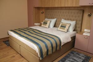 sypialnia z dużym łóżkiem z 2 poduszkami w obiekcie COUNTRY HOUSE ERDUT w mieście Erdut