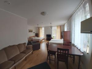 un soggiorno con divano e tavolo di Viva Apartment - Pirita a Tallinn