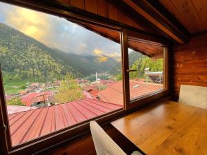 ventana en una habitación con vistas a la montaña en Falay pansiyon, en Uzungöl