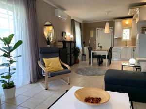 塞薩羅尼基的住宿－Agustin Apartment inThessaloniki -penthouse，带沙发的客厅和用餐室