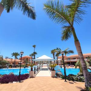 The swimming pool at or close to Amazing View in Tenerife Royal Garden