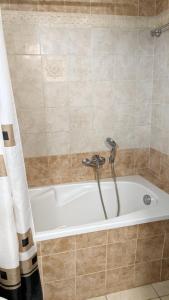 un bagno con vasca da bagno e doccia di Casa di kampos ad Adelianos Kampos