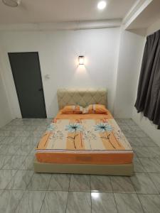 a large bed in a room with a bed sqor at NJ_Homestay@KKIA/Petagas KK in Kota Kinabalu
