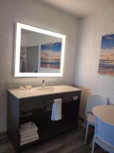 y baño con lavabo y espejo. en Casa Loma Panama City Beach - Beachfront, en Panama City Beach