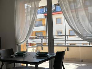 a table and chairs in a room with a window at APPARTAMENTO FIERA MILANO - Affitti brevi Italia in Pero