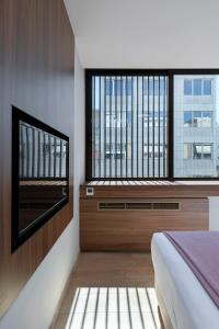 Televízia a/alebo spoločenská miestnosť v ubytovaní Filopappou Hill Suites by Athens Stay