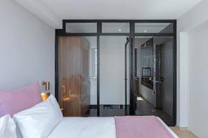 Posteľ alebo postele v izbe v ubytovaní Filopappou Hill Suites by Athens Stay