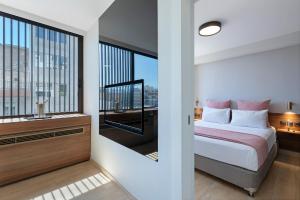 Posteľ alebo postele v izbe v ubytovaní Filopappou Hill Suites by Athens Stay