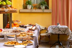 ein Buffet mit vielen Speisen auf Tischen in der Unterkunft Hotel Santa Marina in Venedig