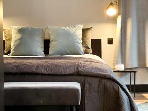 ein Schlafzimmer mit einem großen Bett mit weißen Kissen in der Unterkunft Astrid in Spa