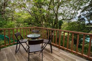 2 Stühle und ein Tisch auf einer Terrasse in der Unterkunft Casa Clusia in Monteverde Costa Rica