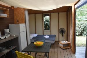 uma pequena cozinha com uma mesa e um quarto com um frigorífico em ULVF U Libecciù ** em Calvi