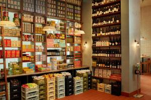 Supermercado ou outras lojas nos arredores do hotel