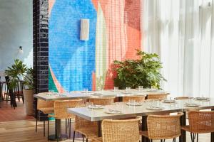 Um restaurante ou outro lugar para comer em The Hoxton, Poblenou