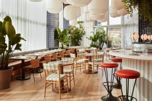 Um restaurante ou outro lugar para comer em The Hoxton, Poblenou