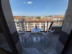 balkon ze stołem i krzesłami oraz widokiem w obiekcie Iva apartman w Puli
