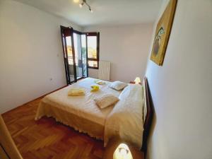 sypialnia z łóżkiem i ręcznikami w obiekcie Iva apartman w Puli