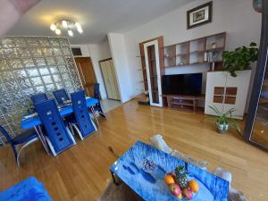 Telewizja i/lub zestaw kina domowego w obiekcie Iva apartman