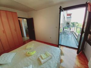 sypialnia z bananem na łóżku z balkonem w obiekcie Iva apartman w Puli
