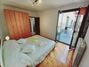 Łóżko lub łóżka w pokoju w obiekcie Iva apartman