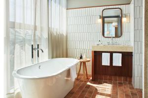 Um banheiro em The Hoxton, Poblenou