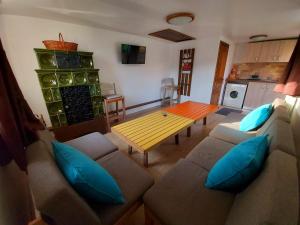 sala de estar con sofá y mesa de madera en C House en Buşteni
