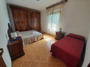 レッツェノにあるLa sorgenteの小さなベッドルーム(ベッド1台、窓付)