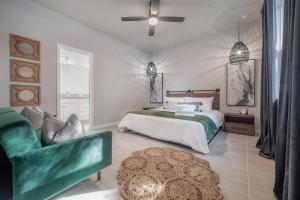 タンパにあるPet Friendly Home in Ybor City!のベッドルーム1室(ベッド1台、緑の椅子付)