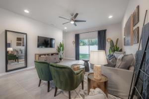 タンパにあるPet Friendly Home in Ybor City!のソファと椅子のあるリビングルーム