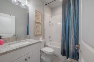 タンパにあるPet Friendly Home in Ybor City!のトイレ、洗面台、シャワー付きのバスルーム +22枚の写真