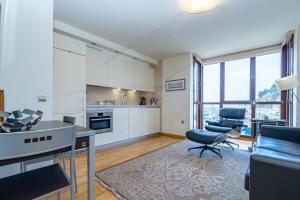 a kitchen and living room with a table and chairs at Puerto de Luarca By Silastur in Luarca