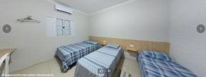 um quarto com duas camas e uma janela em Hotel Platina em Santo Antônio da Platina