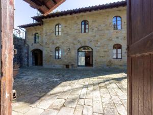 レッジェッロにあるHouse with ancient history in quiet locationの中庭付きの石造りの建物への開口ドア