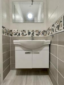 łazienka z białą umywalką i lustrem w obiekcie Donnabella house w Agropoli