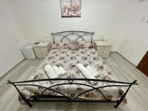 Postel nebo postele na pokoji v ubytování Donnabella house