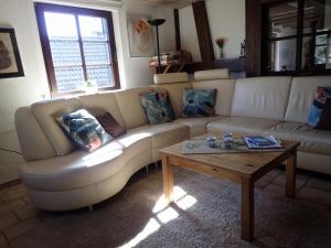 Ein Sitzbereich in der Unterkunft vakantiehuis Hunsrück
