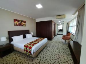 Postel nebo postele na pokoji v ubytování Skyna Hotel Luanda + 37 fotografií