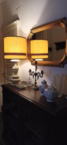 un tavolo con due lampade e uno specchio sopra di Stesicoro in Fiera a Catania Altre 22 foto