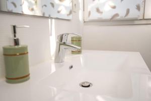 - un évier avec un robinet sur un comptoir blanc dans l'établissement NEW L'industr'ILL au cœur De l'Alsace, à Sélestat 14 autres photos