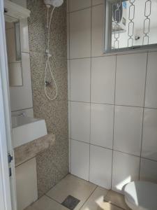 La salle de bains est pourvue de toilettes et d'un lavabo. dans l'établissement Lindo quarto c/ banheiro privativo, à Jaú