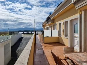 balkon ze stołem i krzesłami na budynku w obiekcie Terrazas del Cantábrico w mieście Foz