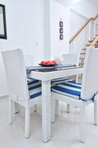 biały stół i krzesła z talerzem owoców w obiekcie Apto Juan Dolio Tepuy 601 F w mieście Juan Pedro