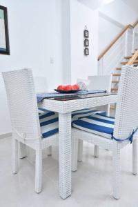 a white table and chairs with a plate of fruit on it at Apto Juan Dolio Tepuy 601 F in Juan Pedro