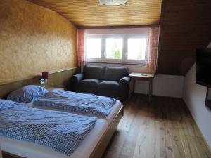 Postel nebo postele na pokoji v ubytování Steinerhaus Berggasthof