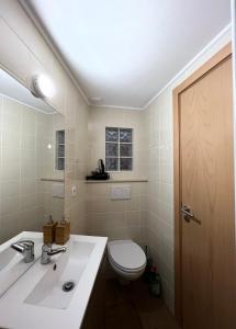 a bathroom with a toilet and a sink at Casa Arenga in Almádena